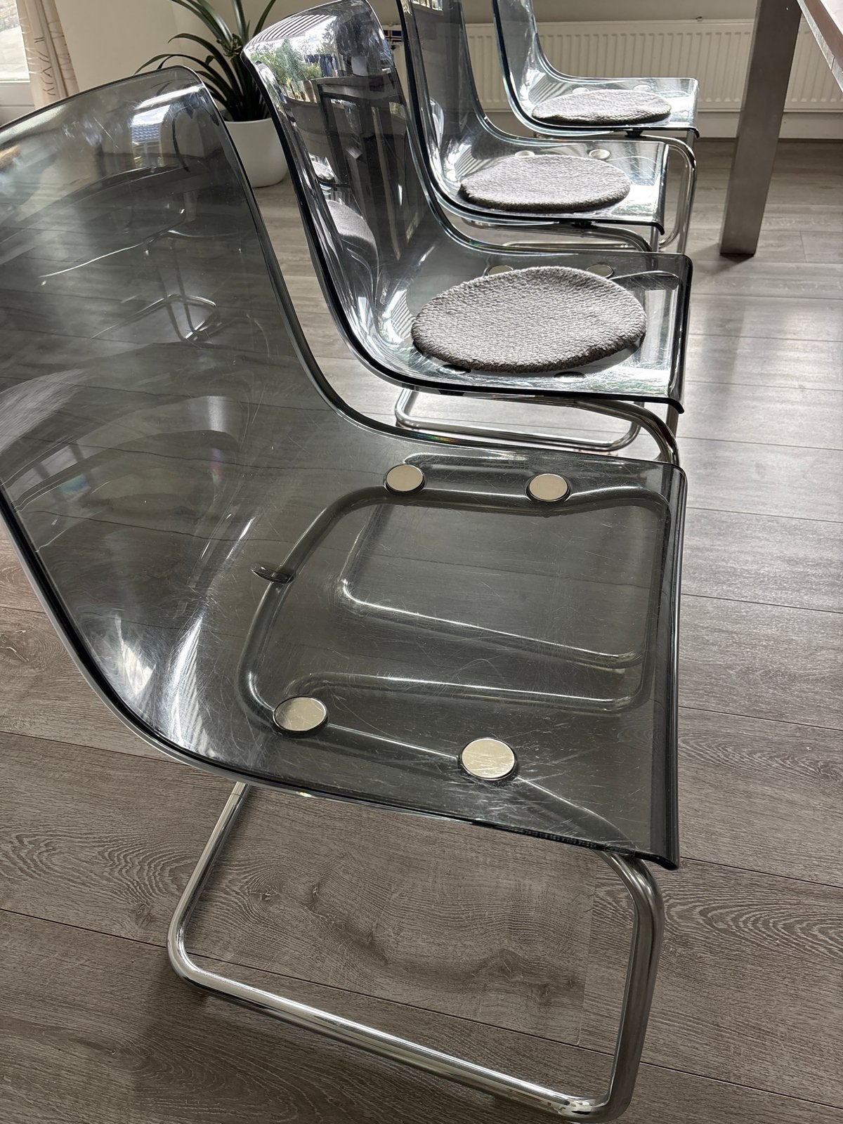8x IKEA Tobias stoel grijs transparant met kussens, Ophalen, Kunststof, Gebruikt, Grijs