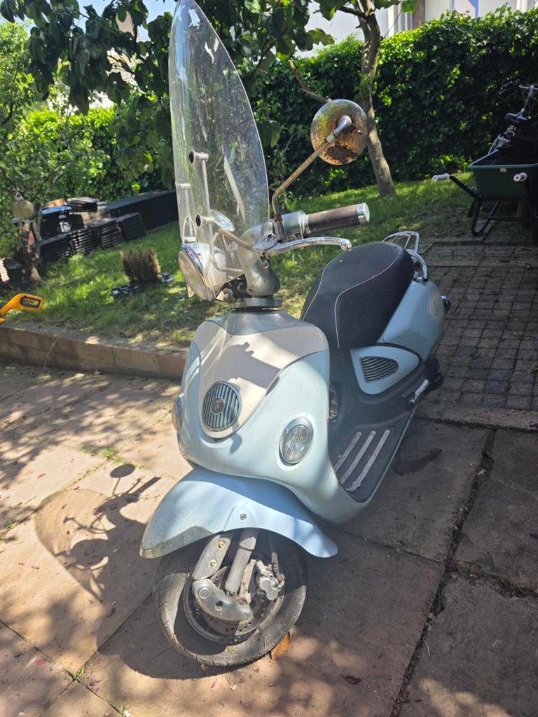 Stijlvolle lichtblauwe scooter met windscherm defect, voor o, Ophalen of Verzenden, Gebruikt, Benzine, Overige merken