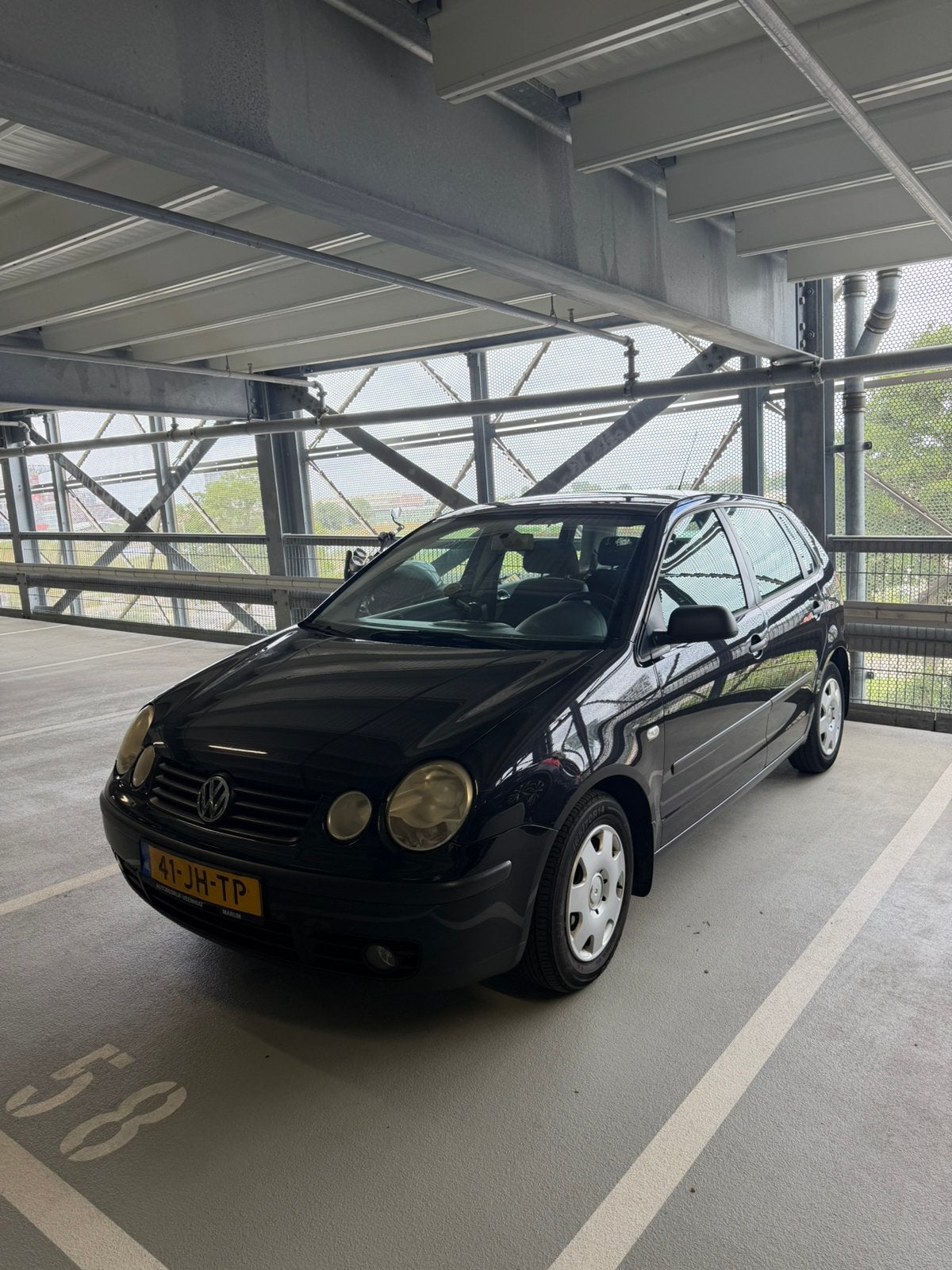 Volkswagen Polo 1.2 47KW 2002 Zwart, Auto's, Stof, Zwart, 1198 cc, Zwart