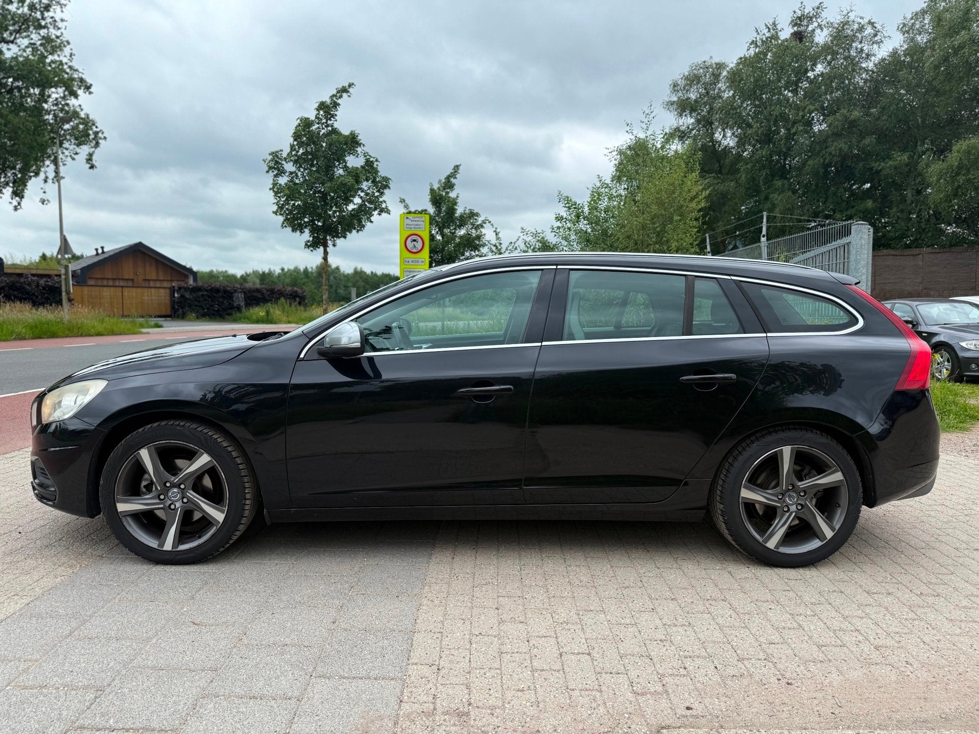 Volvo V60 1.6 T3 R-Design Airco Cruise Navi Psensor Trekhaak, Voorwielaandrijving, Gebruikt, 4 cilinders, 150 pk