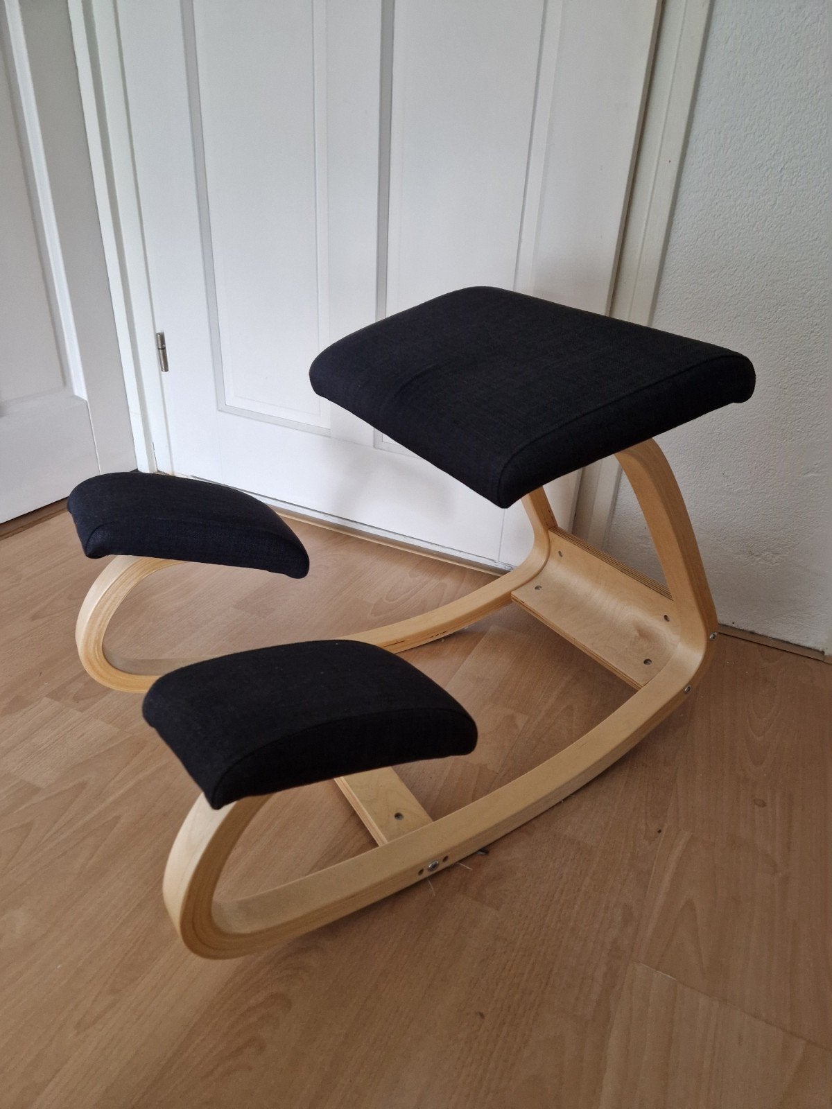 Ella ergonomische kniestoel, Ophalen, Zo goed als nieuw, Zwart, Bureaukruk