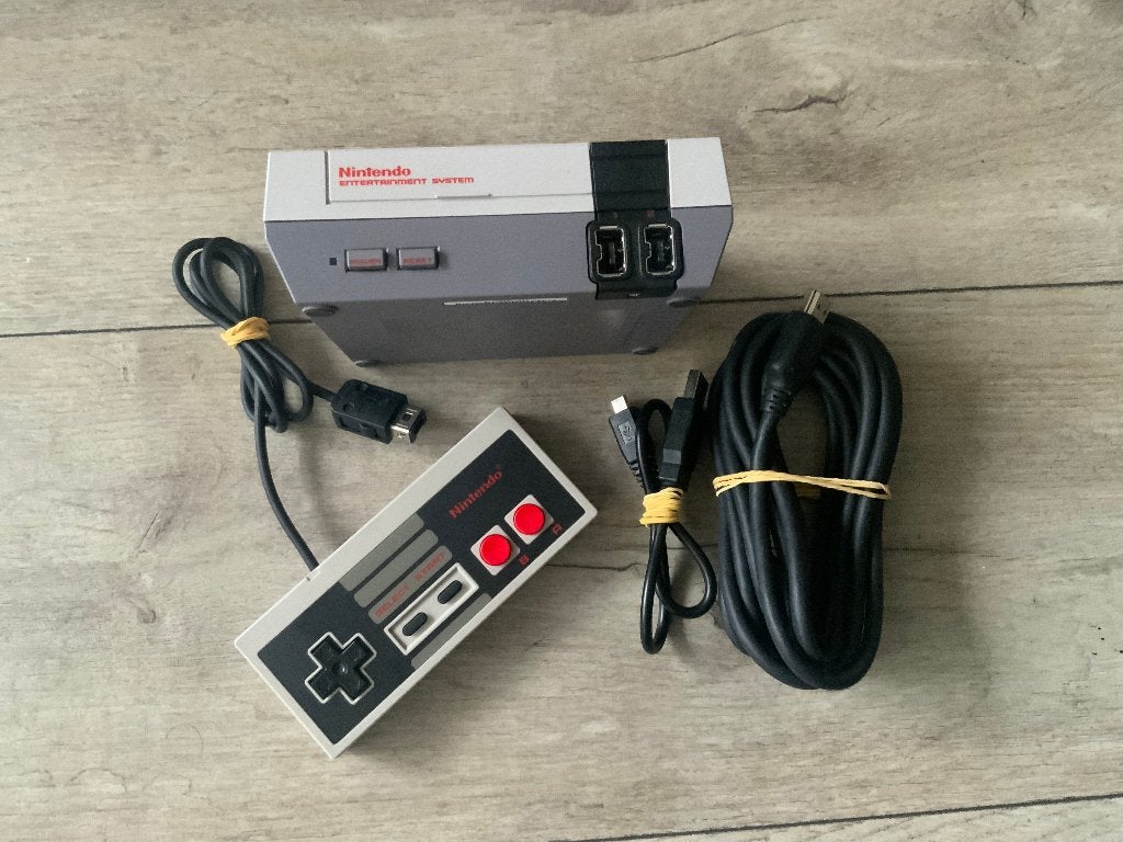 Mini Nes met veel spellen + Controller Nintendo Nes Classic, Ophalen of Verzenden, Zo goed als nieuw, Met 1 controller