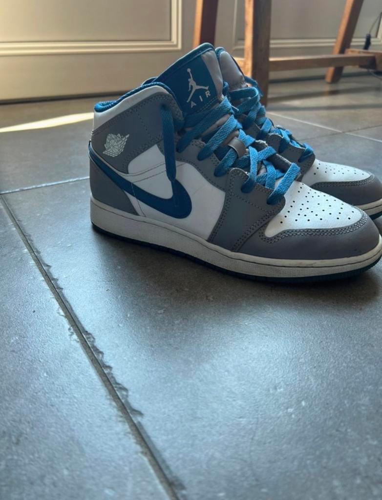 Nike Air Jordan 1 Mid - Grijs/Blauw, Kleding | Dames, Schoenen, Ophalen of Verzenden, Sneakers of Gympen, Grijs, Gedragen