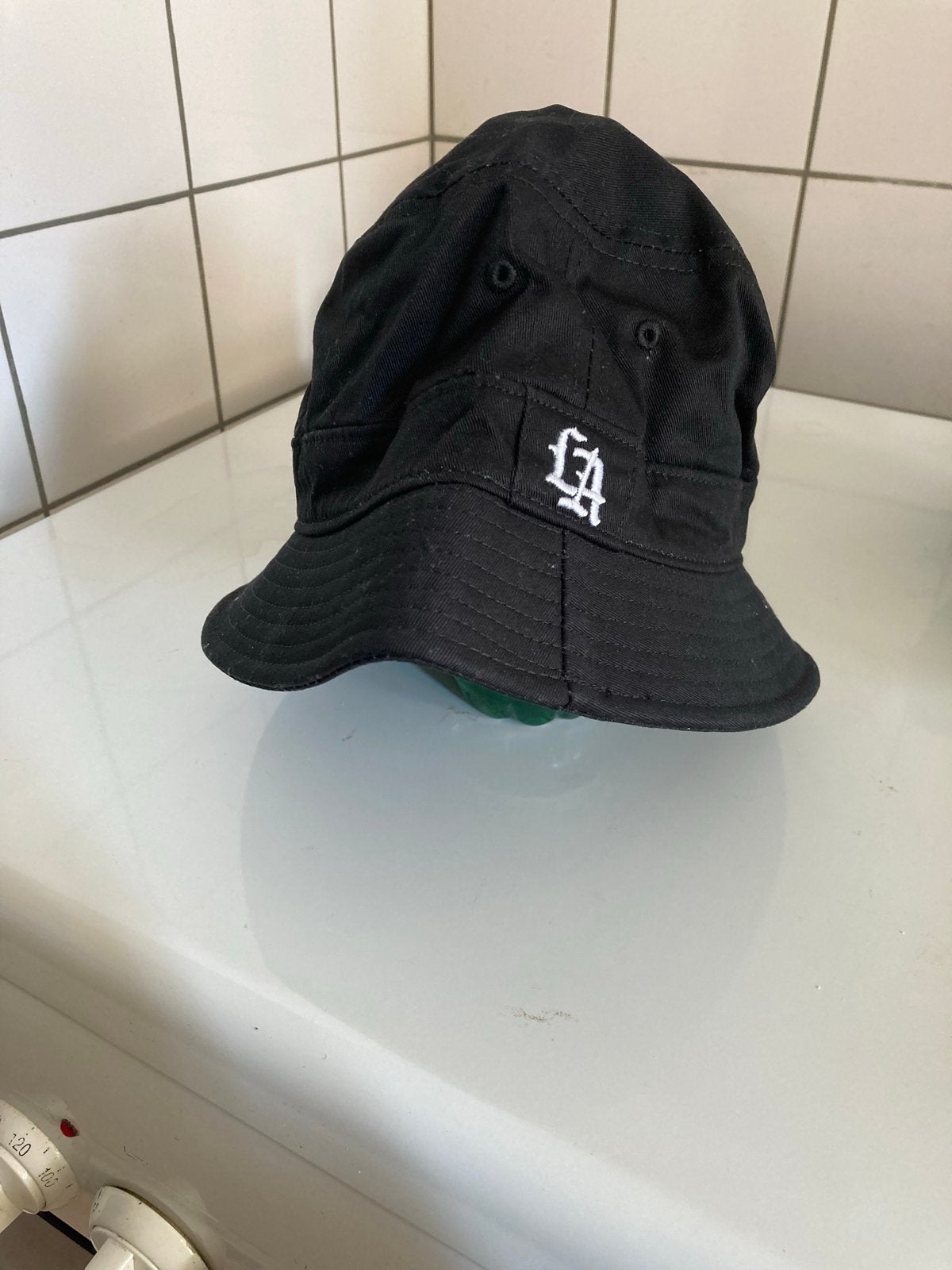 Zwarte bucket hat met 'LA' logo, Verzenden, Zo goed als nieuw, One size fits all, Hoed