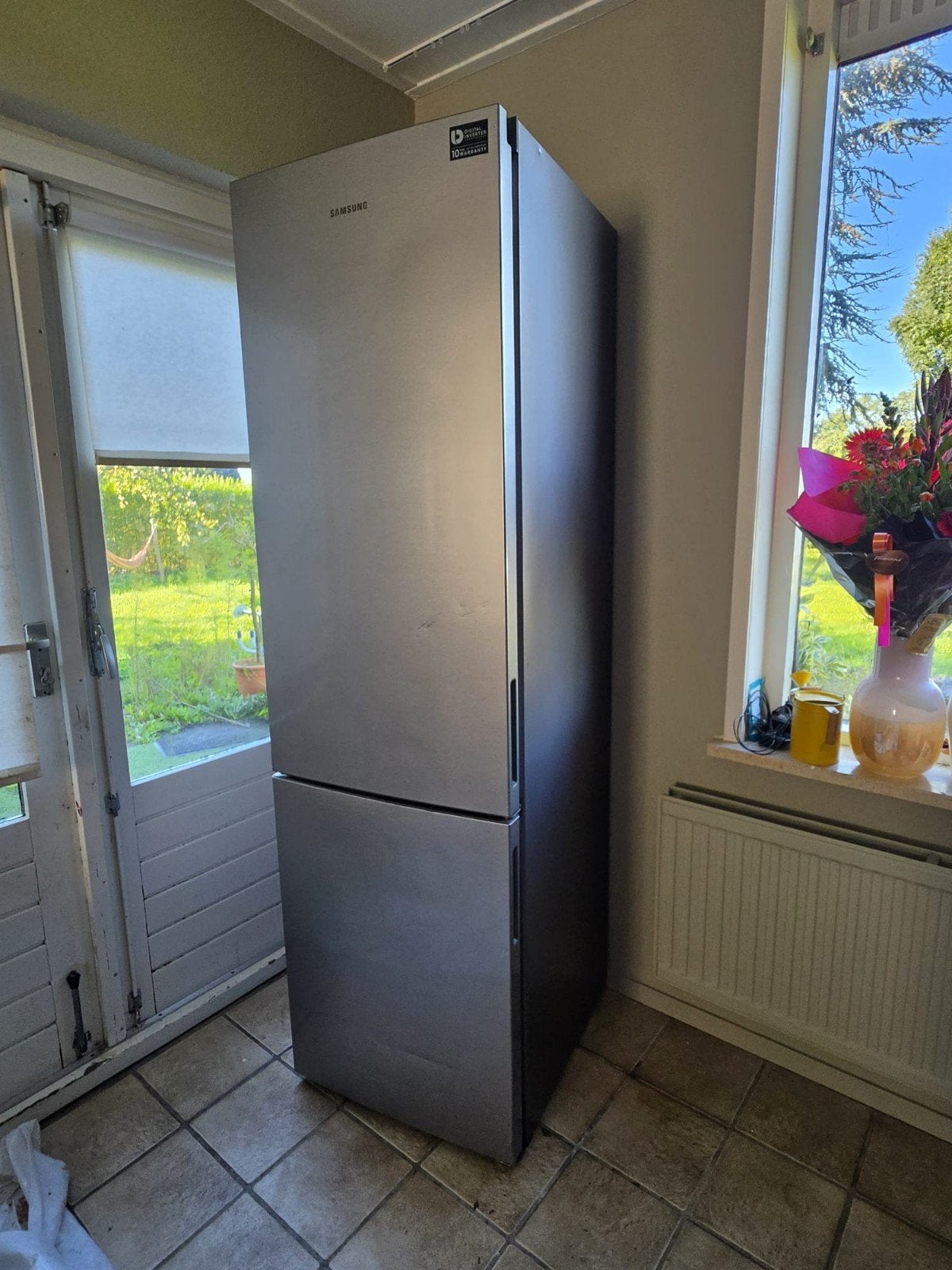 Samsung RB37J5018SA Koel-vriescombinatie, Ophalen, 200 liter of meer, Met aparte vriezer, 160 cm of meer