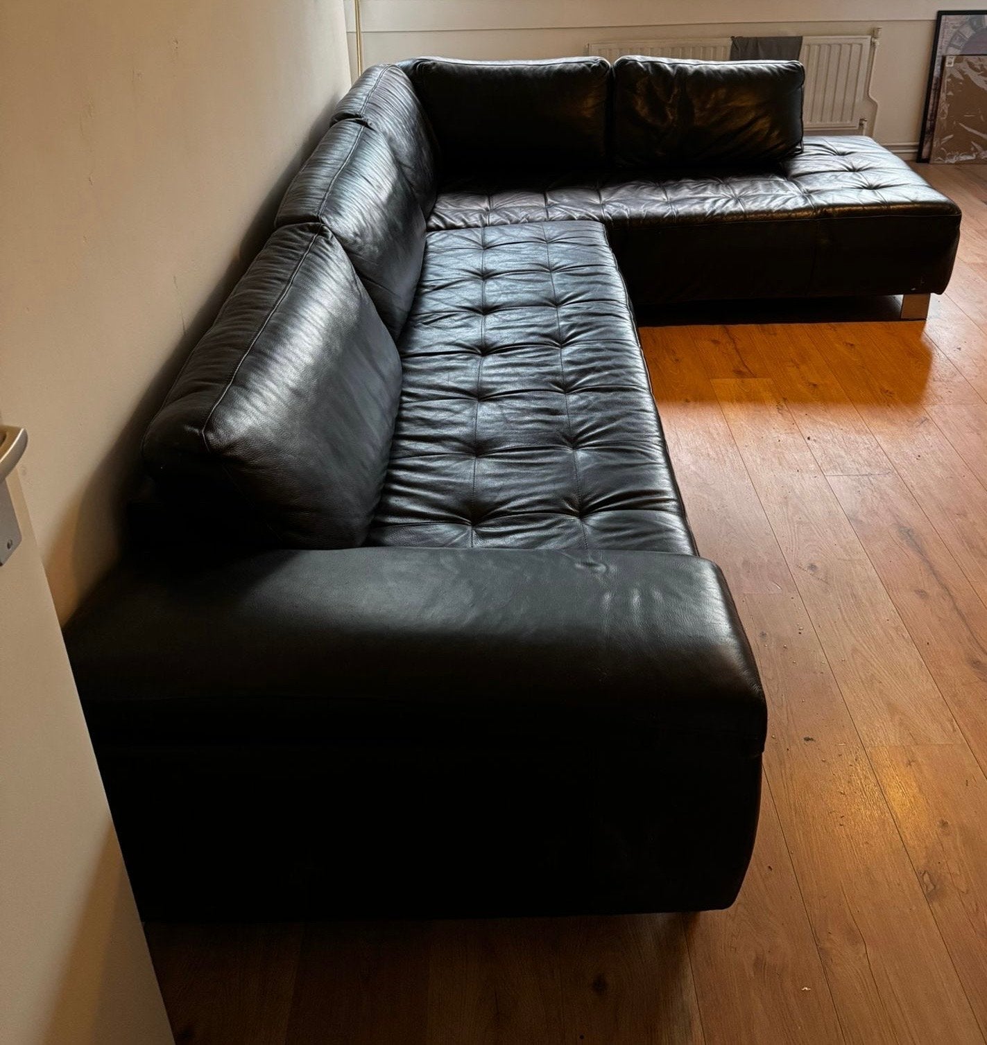 Zwarte leren hoekbank van henders en hazel, Huis en Inrichting, Banken | Bankstellen, Ophalen, 250 tot 300 cm, Gebruikt, 100 tot 125 cm
