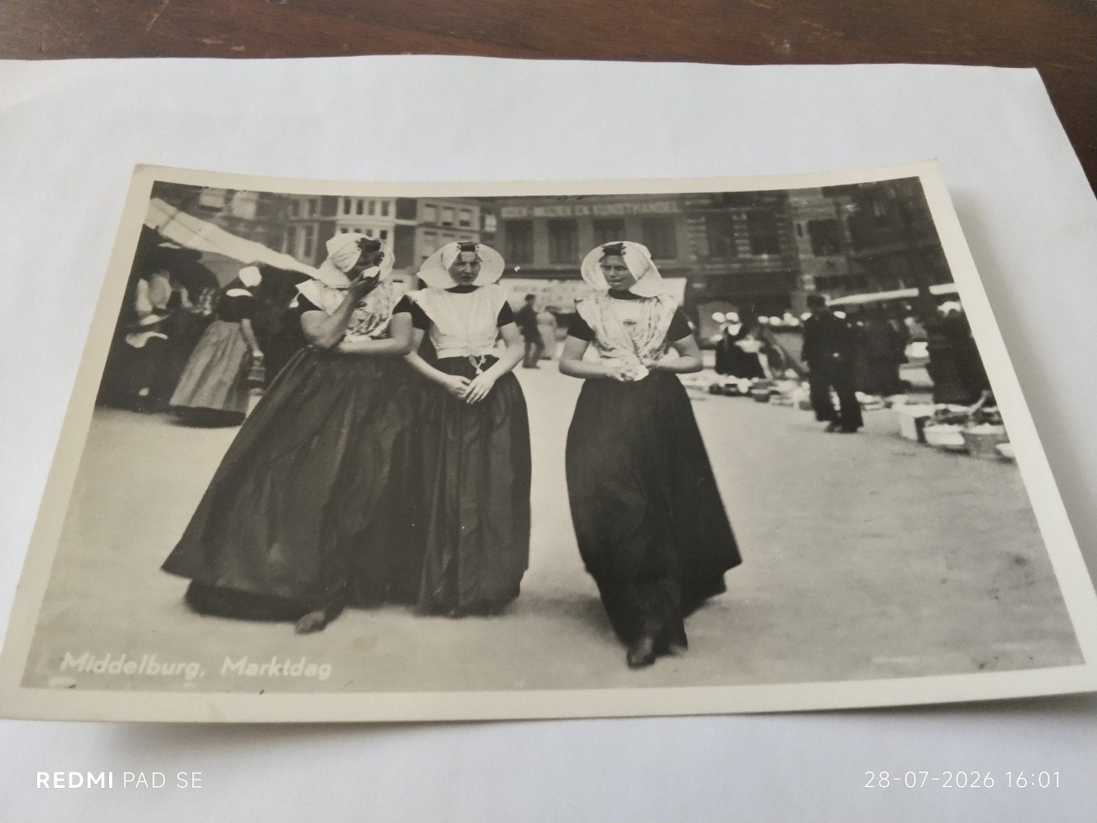 Oude foto Middelburg, Marktdag - Dames in klederdracht, Ophalen of Verzenden, Voor 1920, Klederdracht