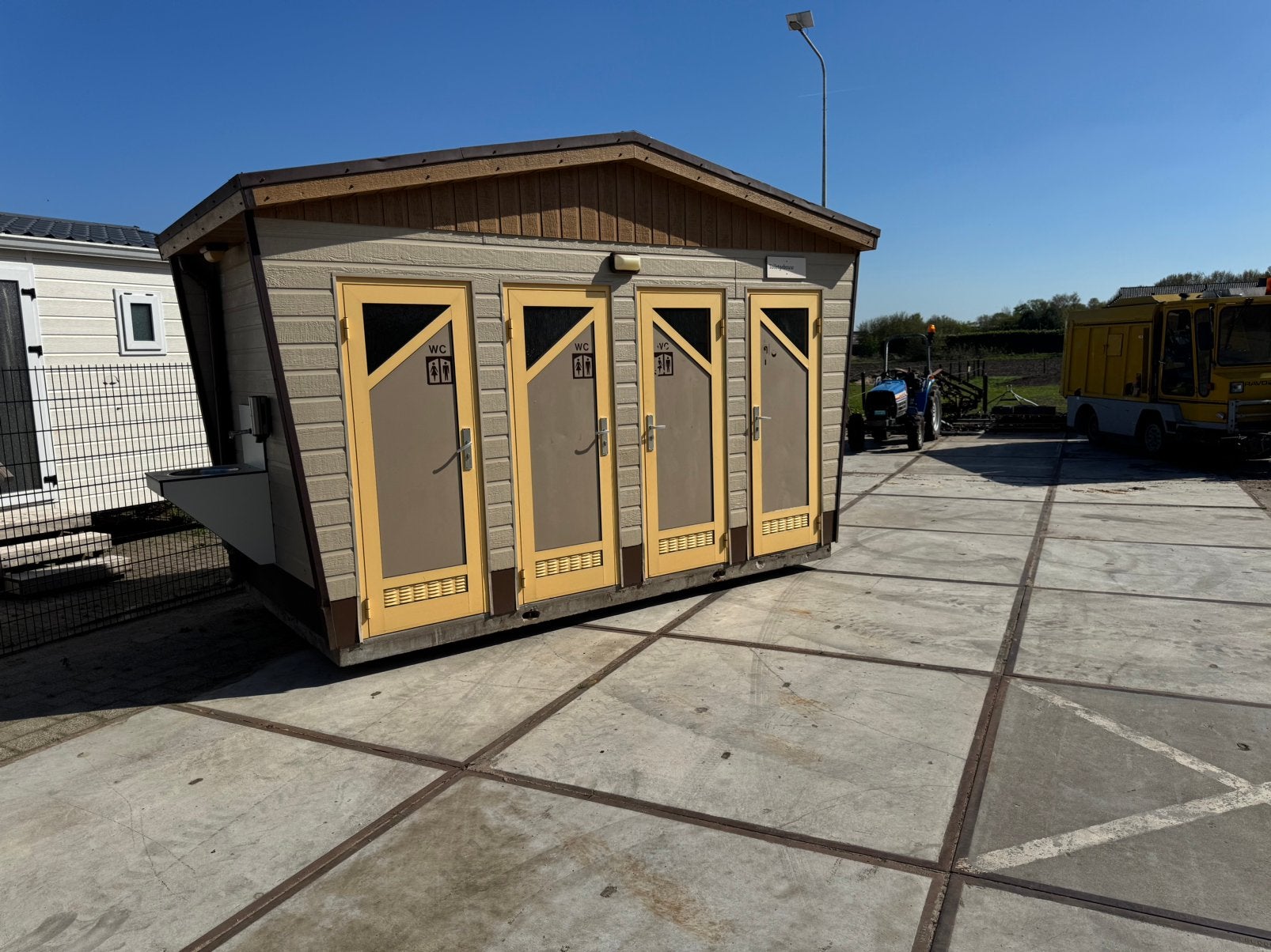 Mobiele toiletunit op betonplaat - direct te laden, Doe-het-zelf en Verbouw, Sanitair, Ophalen of Verzenden, Nieuw, Toilet