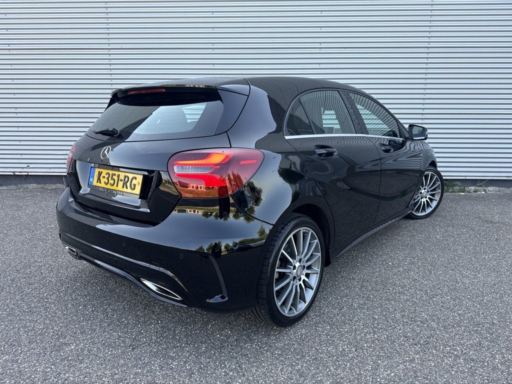 Mercedes-Benz A-Klasse 180 AMG N. Ed. Plus Facelift Automaat, Auto's, Dealer onderhouden, Gebruikt, 4 cilinders, Zwart