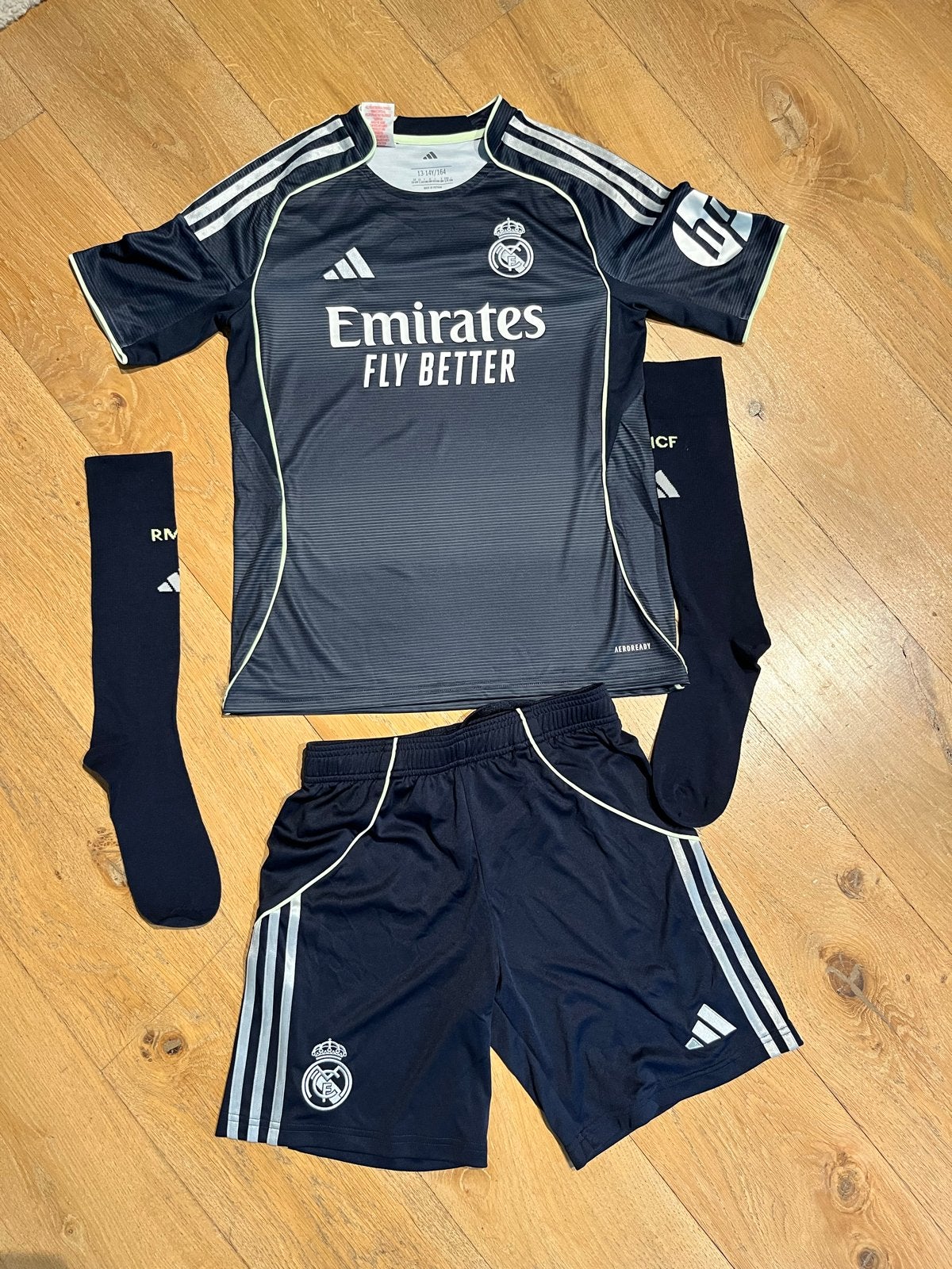 Compleet officieel Real Madrid tenue Maat 164, Ophalen of Verzenden, Zo goed als nieuw, Jongen of Meisje, Setje