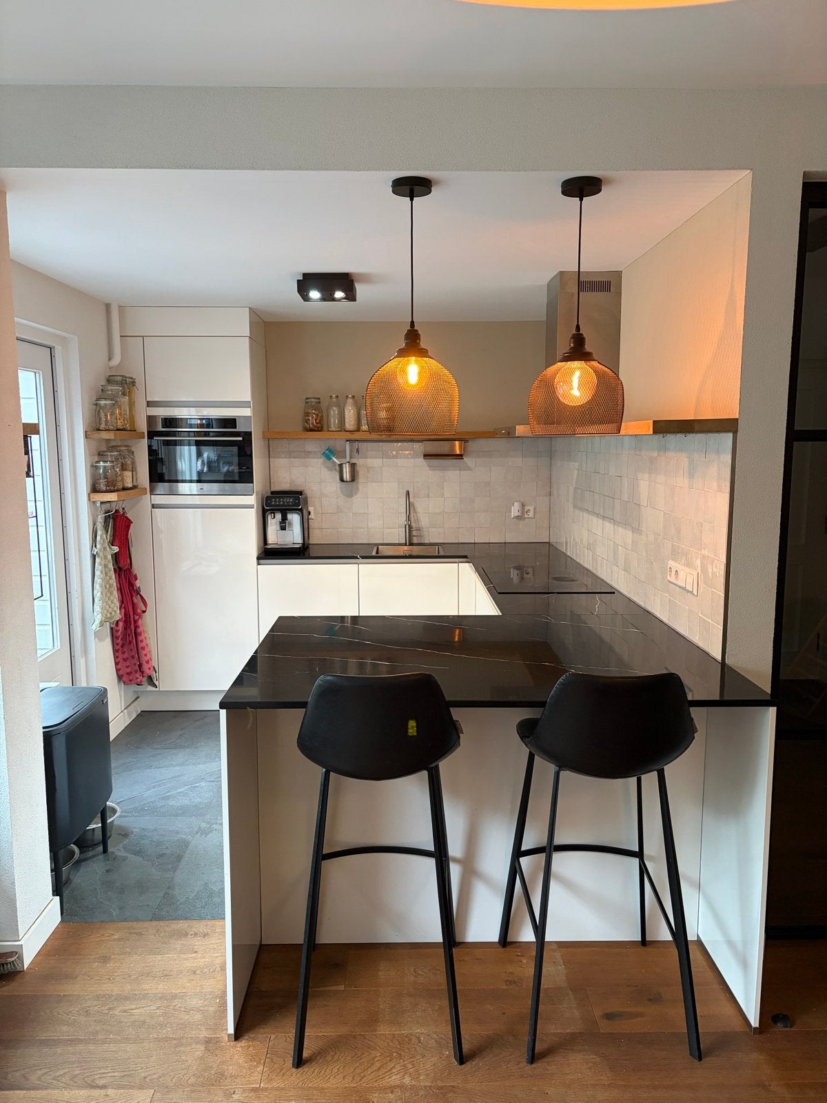Moderne keuken met kookeiland en inbouwapparatuur, Ophalen, Gebruikt, Wit, Hoekkeuken