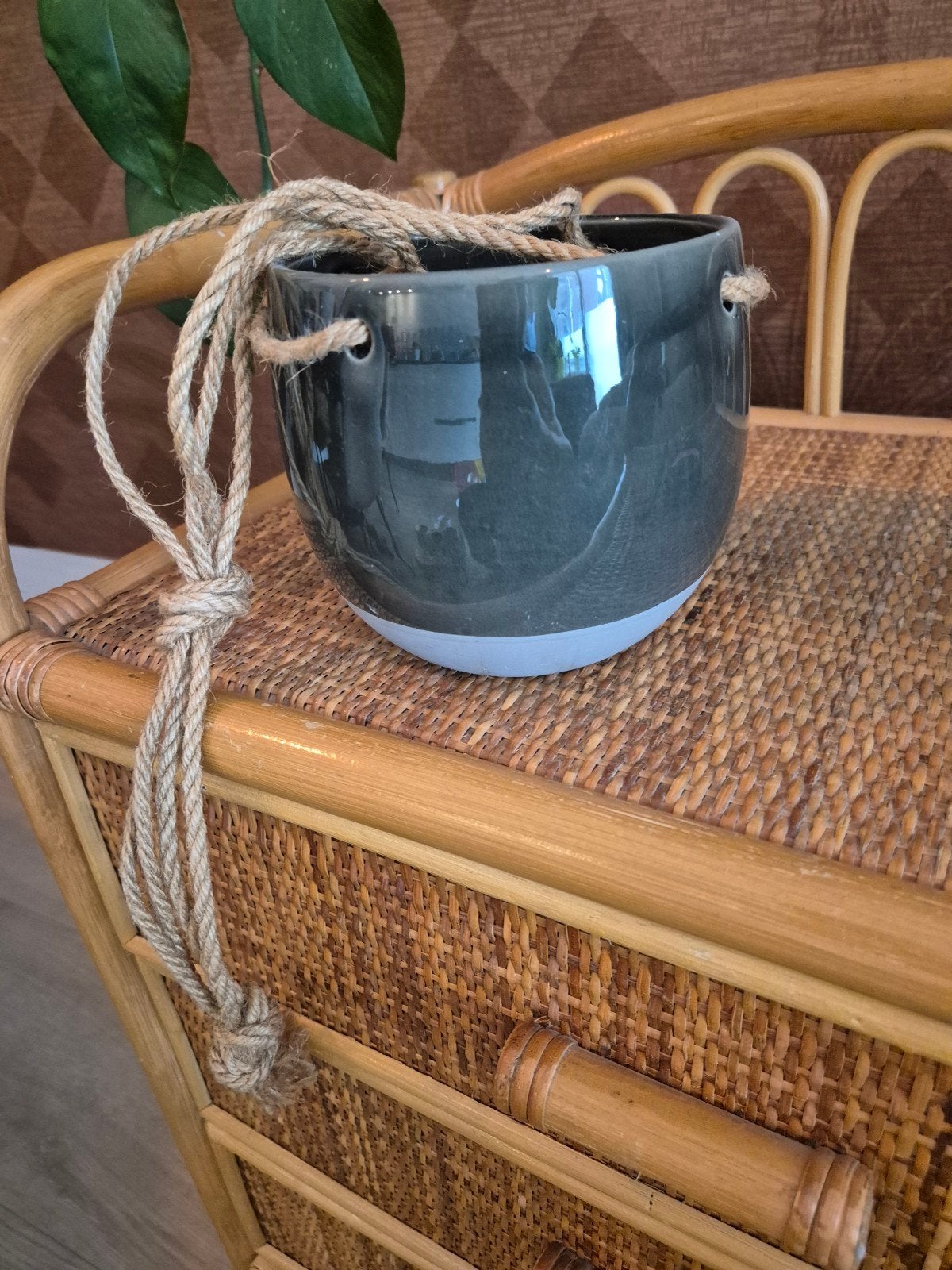 Hangende bloempot van keramiek met touw, Ophalen, Gebruikt, Rond, Binnen
