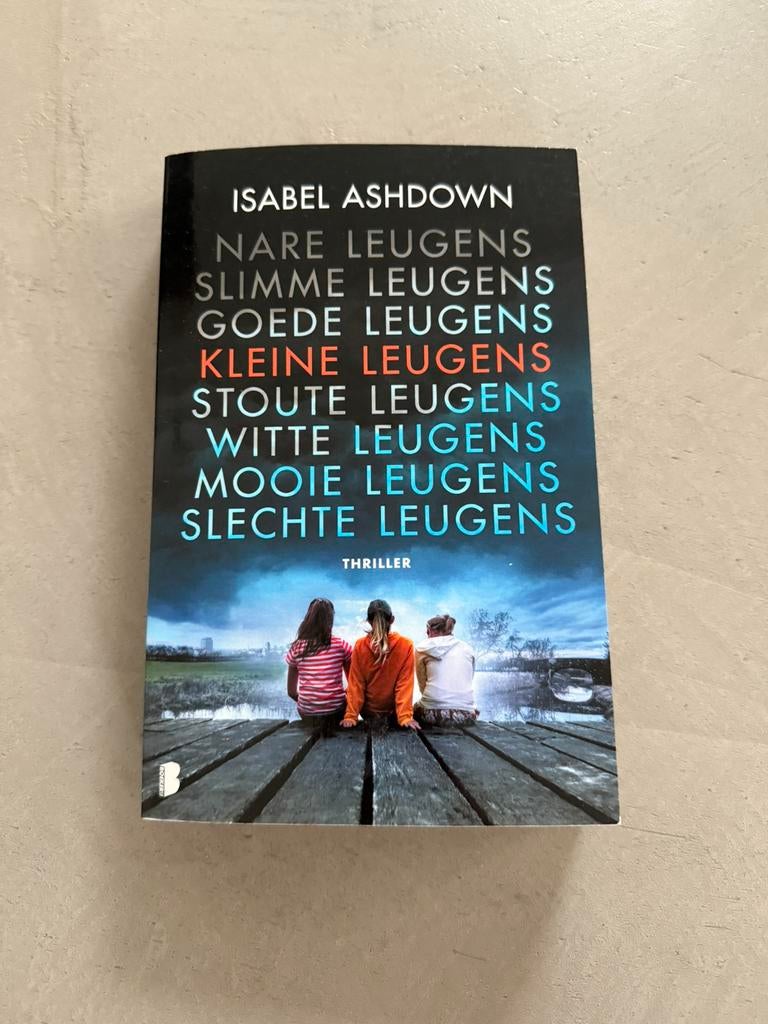 Isabel Ashdown - Kleine leugens, Ophalen of Verzenden, Zo goed als nieuw