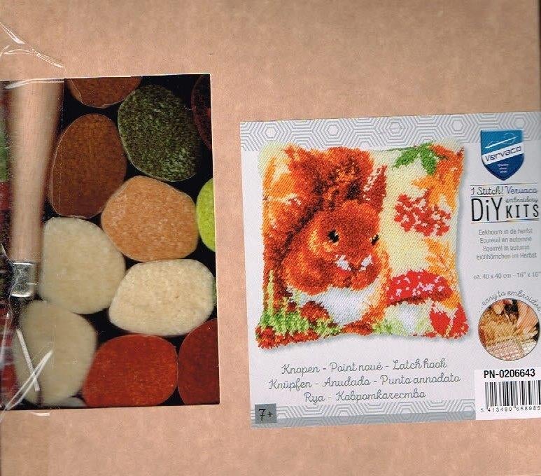 Cado SALE vervaco knooppakket kussen EEKHOORN in de HERFST, Ophalen of Verzenden, Nieuw, Overige typen