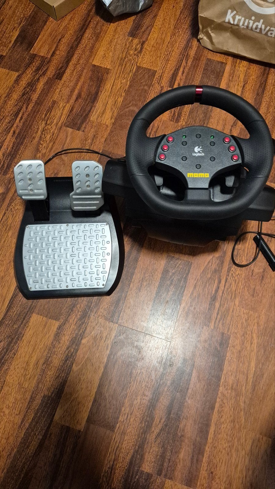 Logitech Momo Racing Force Feedback Stuurwiel met Pedalen, Spelcomputers en Games, Racestuur, Gebruikt, Force feedback, Ophalen of Verzenden