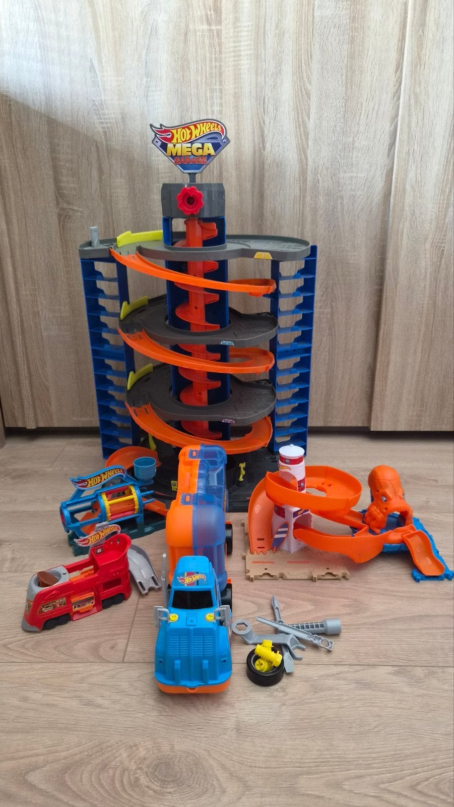 Hotwheels garage met extra spullen en baanonderdelen, Kinderen en Baby's, Speelgoed | Speelgoedvoertuigen, Ophalen, Gebruikt