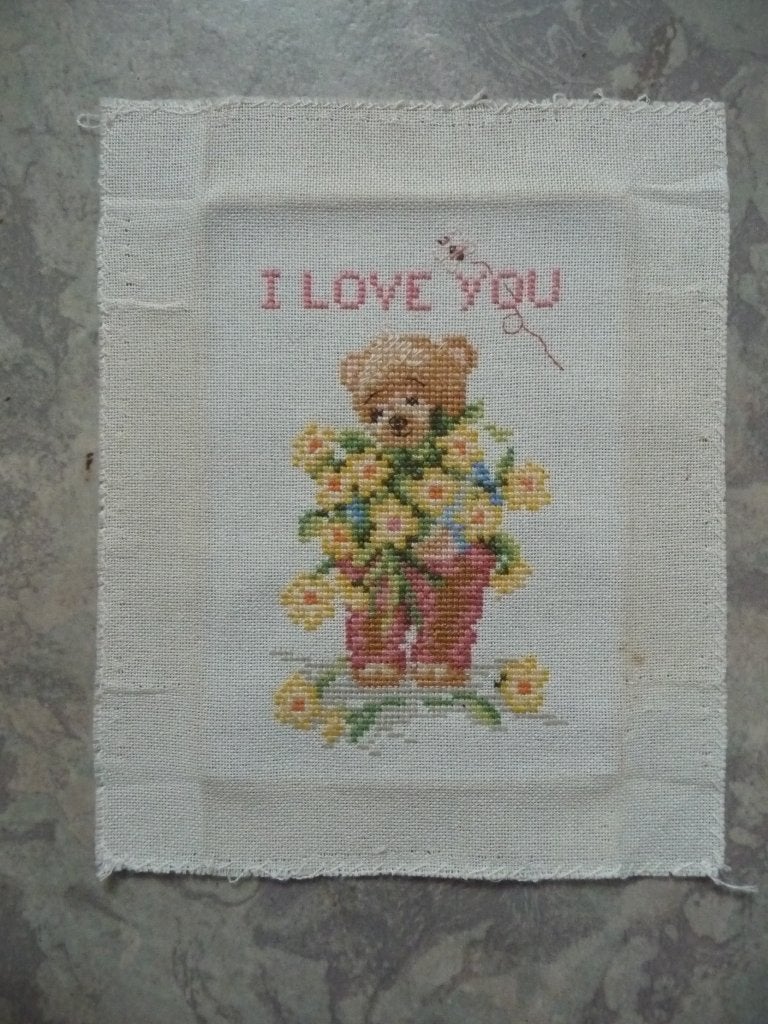 Borduurwerk "I Love You en beertje met hoed", Ophalen of Verzenden, Gebruikt, Handborduren, Onderdeel of Toebehoren