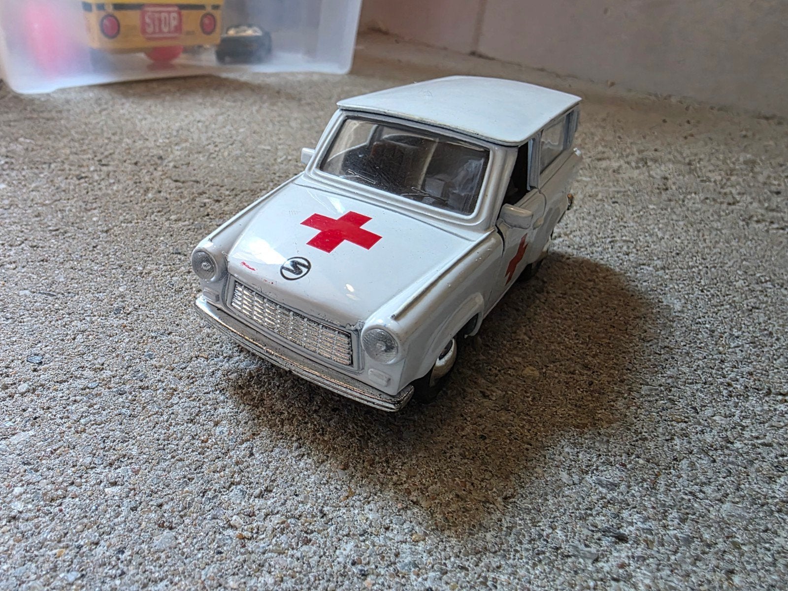 Trabant 601 Universal DRK ambulance 1/43, Ophalen of Verzenden, Groter dan 1:32, Auto, Overige merken
