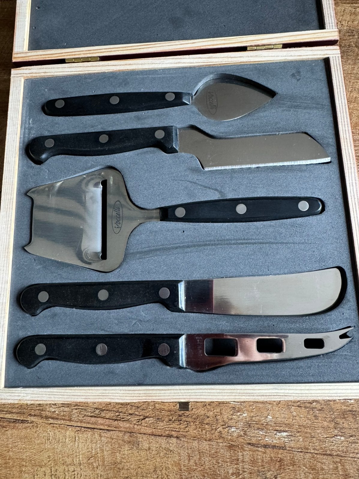 Voccelli kaasmes/schaaf set in mooie doos, Ophalen of Verzenden, Zo goed als nieuw