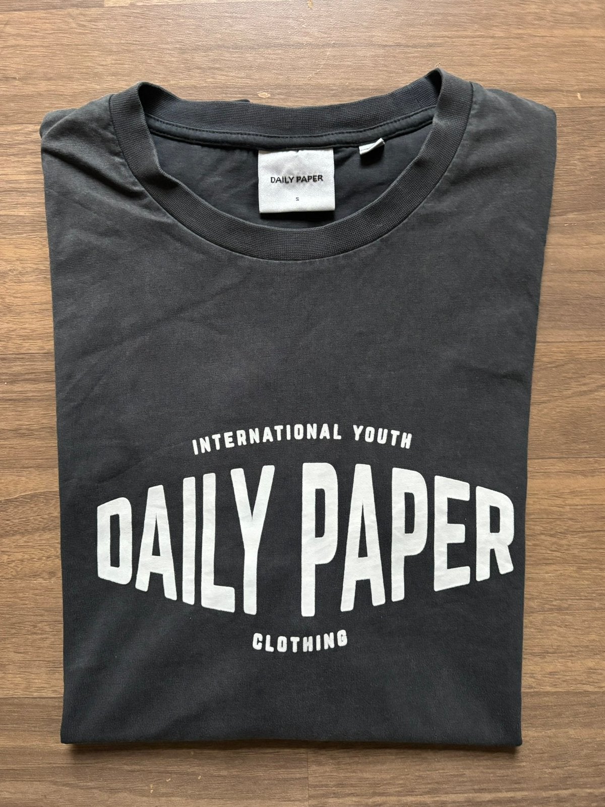 Daily Paper T-Shirt small donkergrijs witte opdruk, Ophalen of Verzenden, Zo goed als nieuw, Maat 46 (S) of kleiner, Grijs