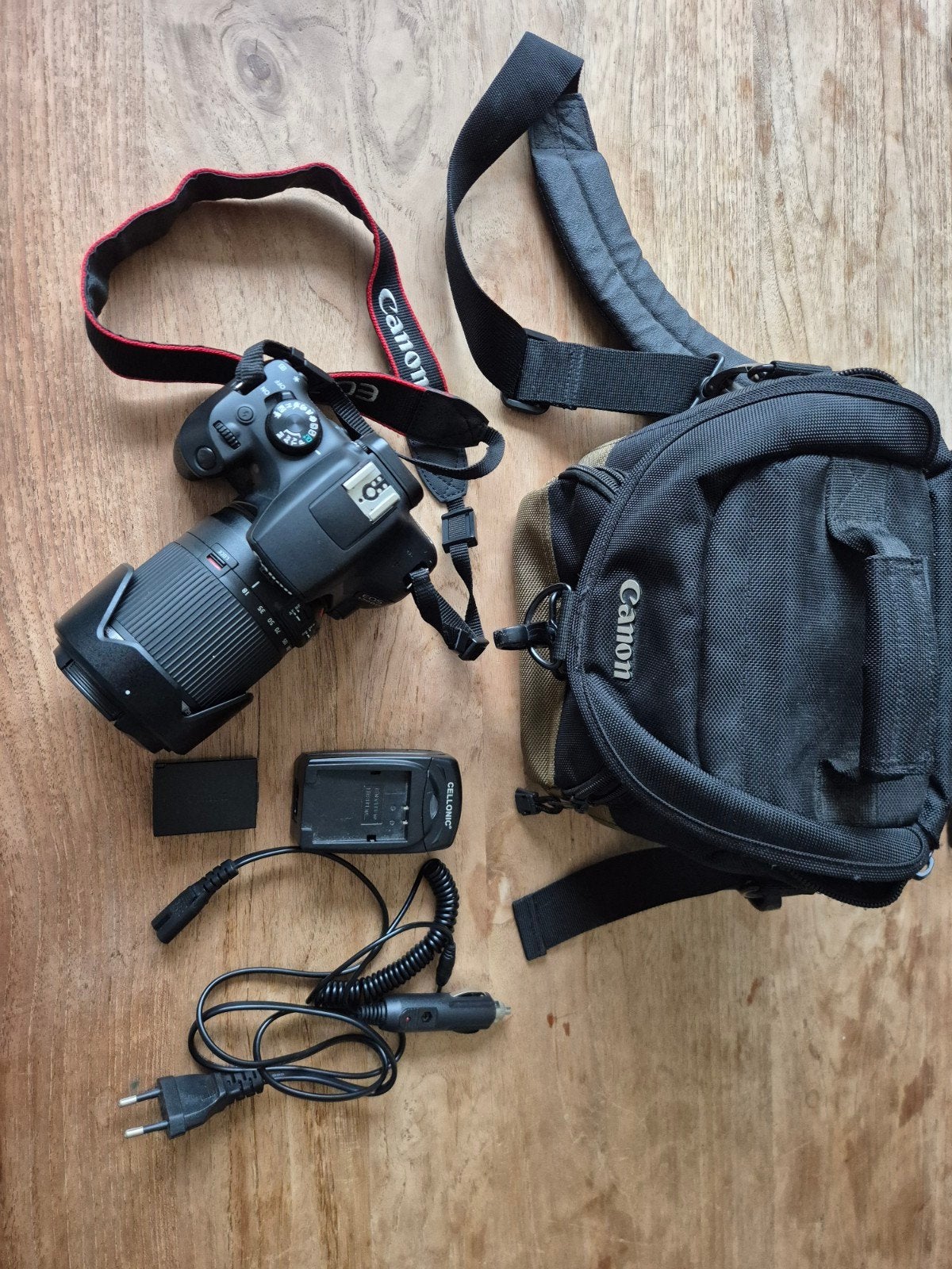Canon EOS 1300D met Tamron 18-200mm lens, Gebruikt, Spiegelreflex, Canon, Accu