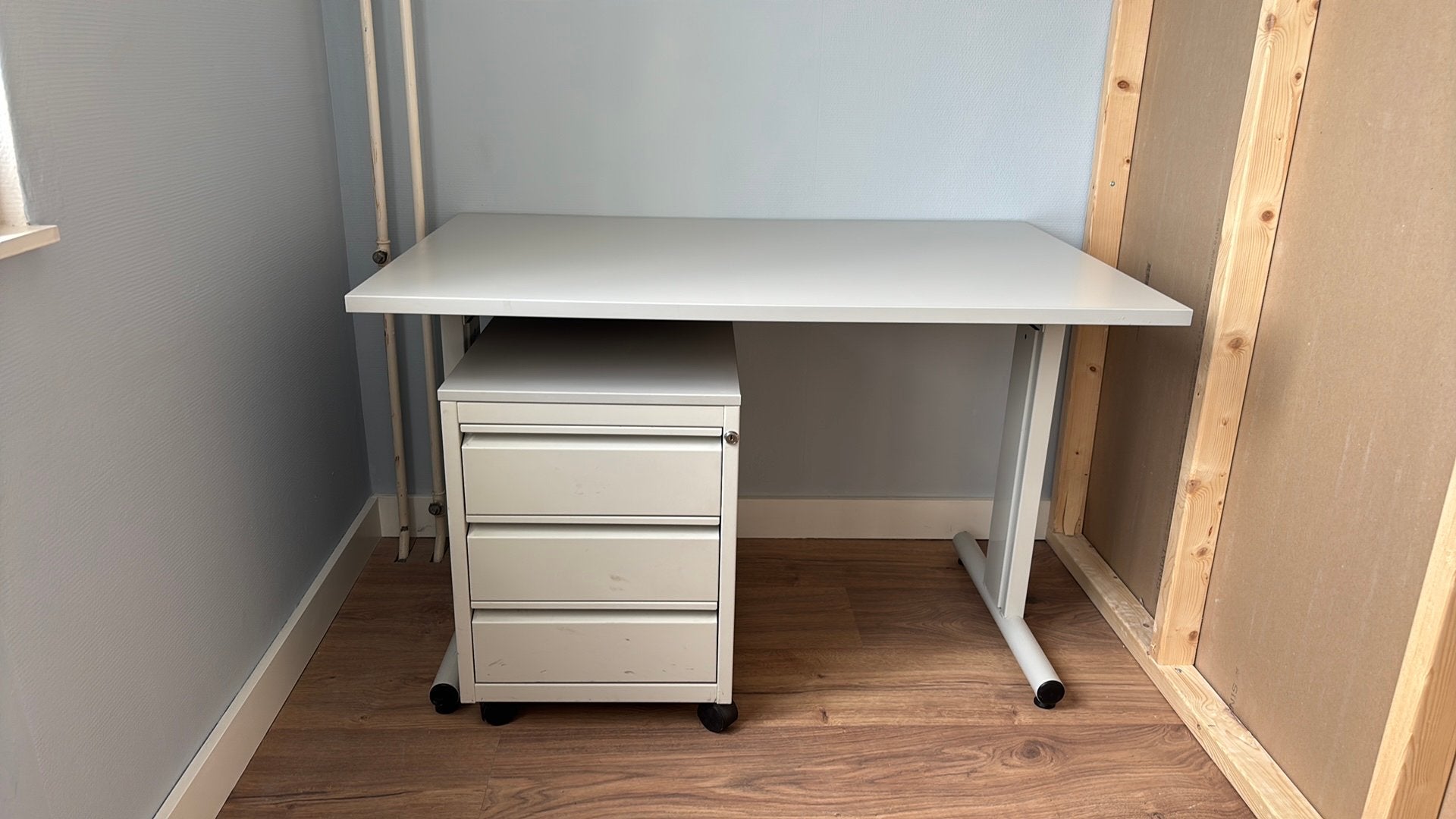 Lichtgrijs bureau, stalen poten en staal verrijdbaar kastje, Huis en Inrichting, Bureaus, Ophalen, 120 cm, Met lades, Zo goed als nieuw