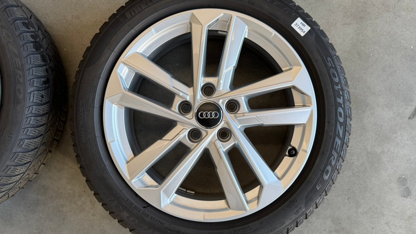 Originele Audi A3 8Y 17” velgen + Pirelli winterbanden, Ophalen, Banden en Velgen, 17 inch, 205 mm