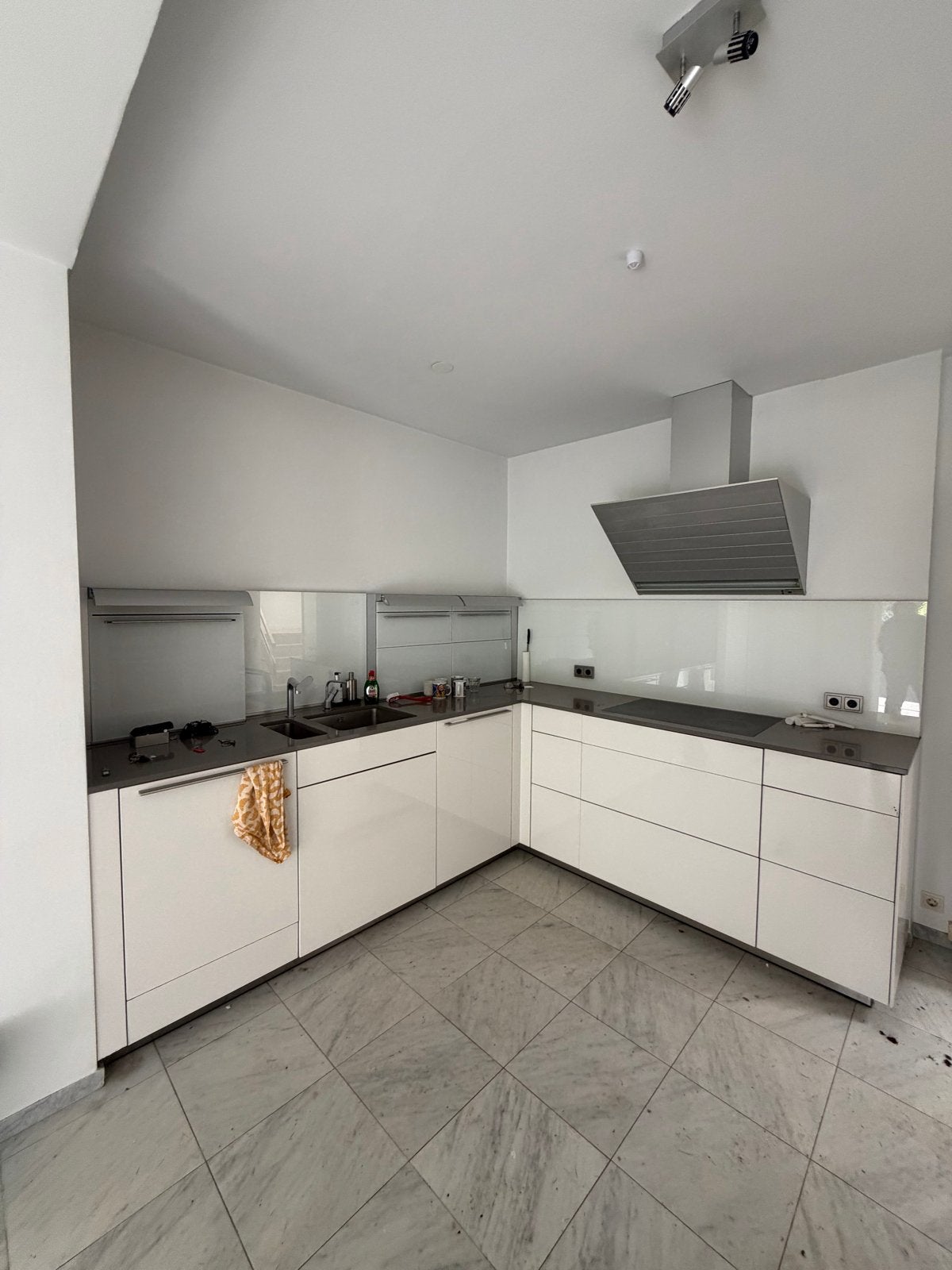 Moderne Bulthaup Hoekkeuken met Siemens en Miele apparatuur, Ophalen, Gebruikt, Wit, Hoekkeuken