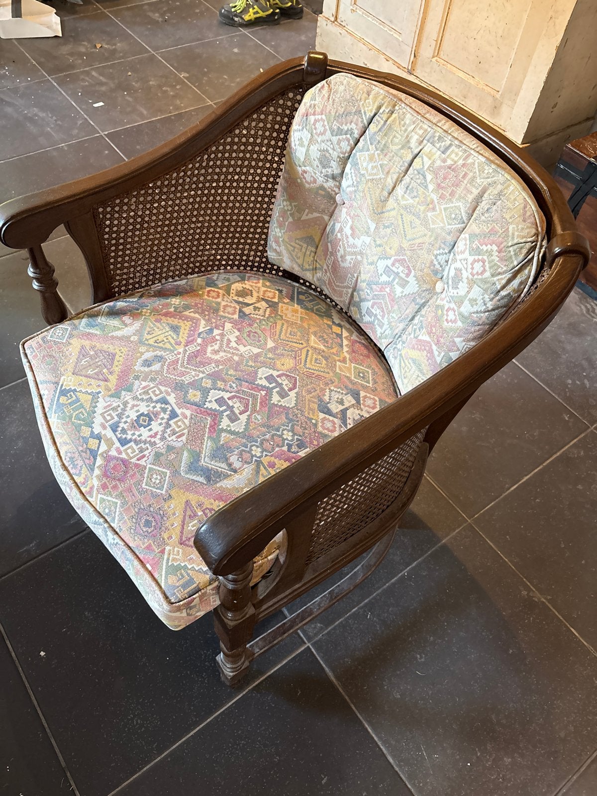 Vintage rotan fauteuil met kleurrijk kussen, Ophalen of Verzenden