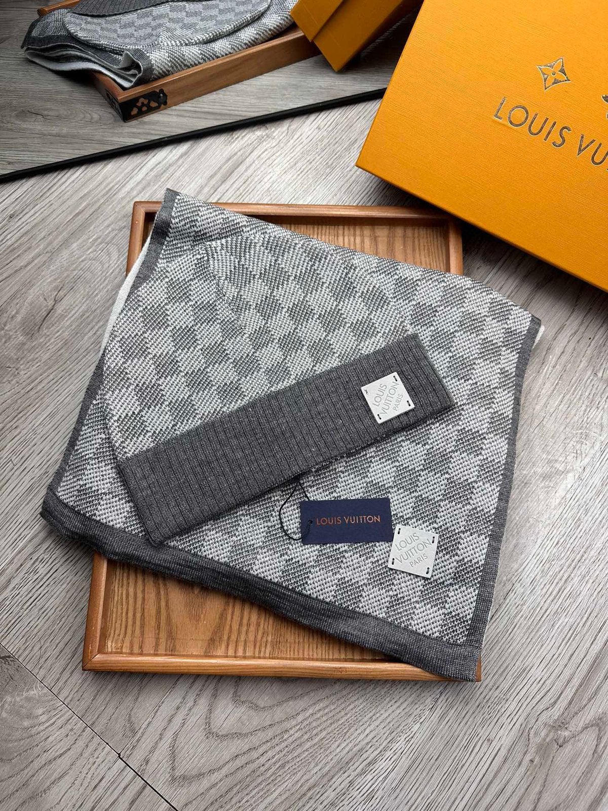 LV muts en sjaal set te koop!, Ophalen of Verzenden, Nieuw, Overige maten, Muts