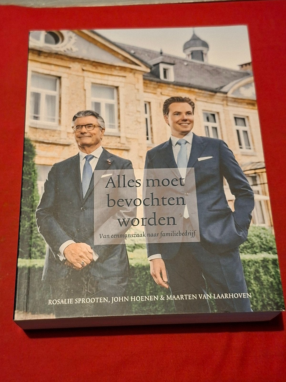 Alles moet bevochten worden  Gesigneerd Camille Oostwegel Jr, Ophalen of Verzenden, Zo goed als nieuw, Rosalie Sprooten, John Hoenen & Maarten van Laarhoven