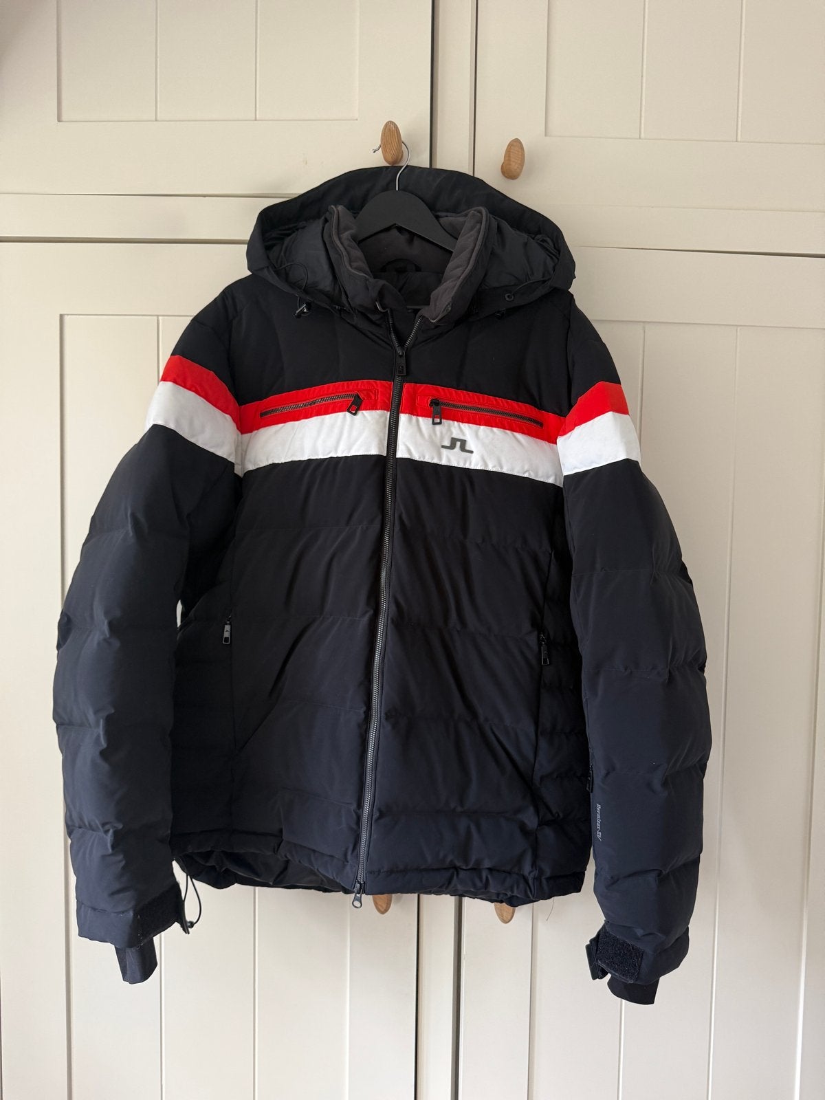 J.Lindeberg winterjas zwart met rode en witte strepen, Ophalen, Zo goed als nieuw, Maat 56/58 (XL), Jack