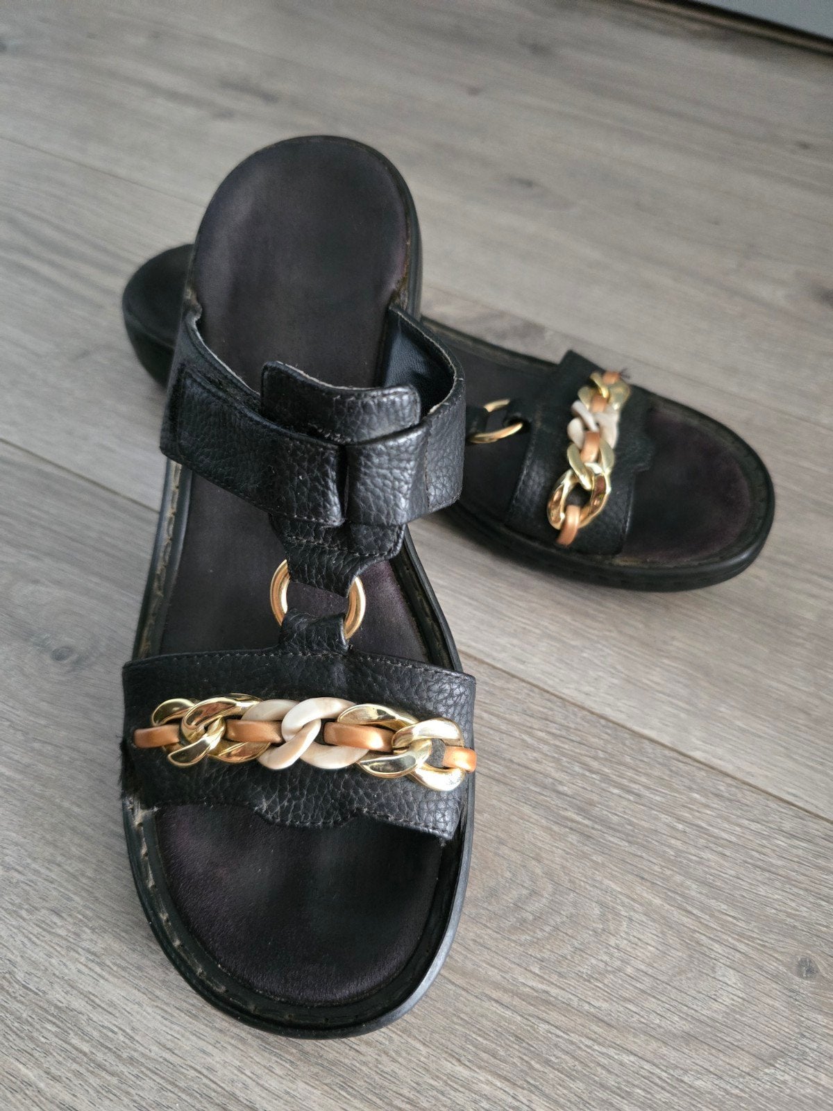 Rieker zwarte dames slippers met ketting, maat 40 (Y12), Ophalen of Verzenden, Zo goed als nieuw, Zwart