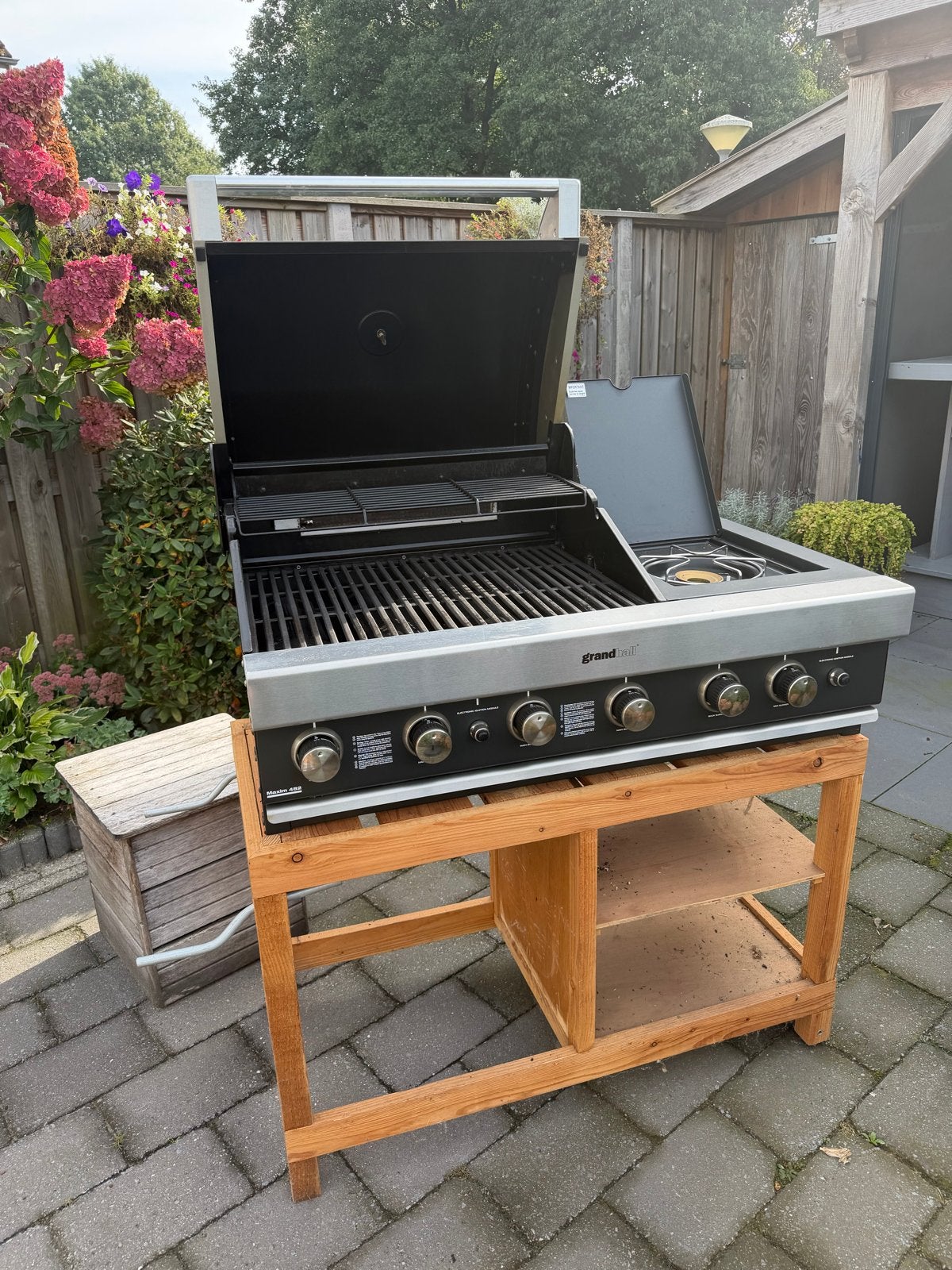 Foto 2 van Grandhall Maxim G4 BBQ met zijbrander en onderstel
