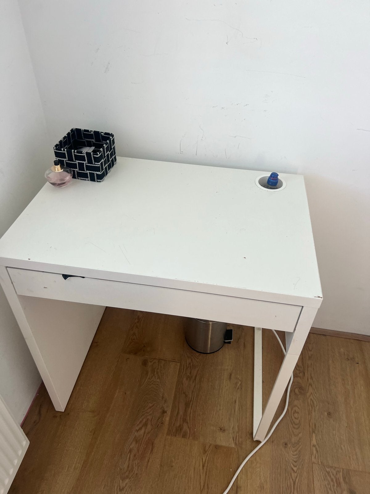 Wit bureau met lade en kabeldoorvoer, Huis en Inrichting, Bureaus, Gebruikt, Computerbureau, Overige merken, Modern, Spaanplaat of MDF
