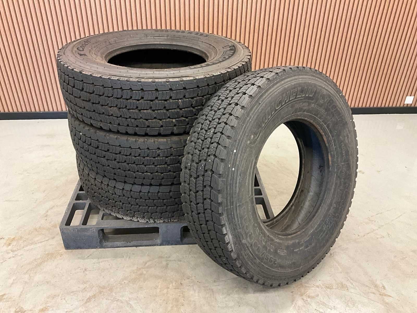 4x Michelin 295/80R22.5 Vrachtwagenband, Gebruikt, Band(en)