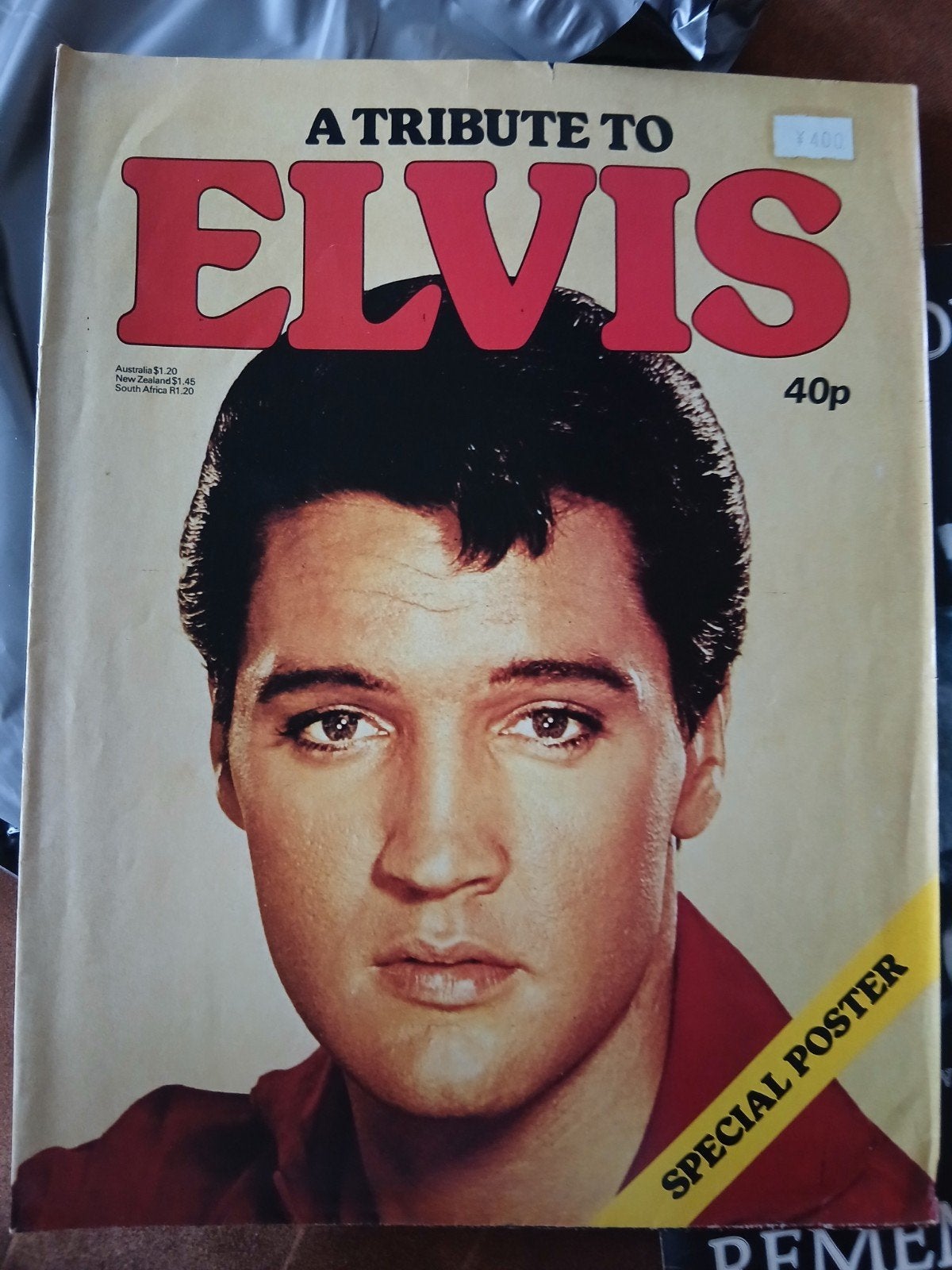 A Tribute to Elvis - Tijdschrift met Poster, Ophalen of Verzenden, Gelezen, Artiest, Phoebus Publishing Co.