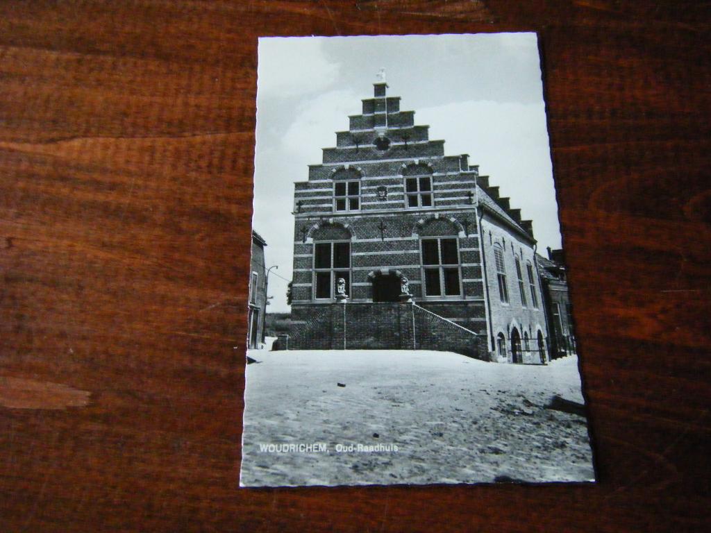 R35 - Woudrichem - Raadhuis - Mooi/Oud, Verzamelen, Ansichtkaarten | Nederland, Ophalen of Verzenden, 1960 tot 1980, Noord-Brabant