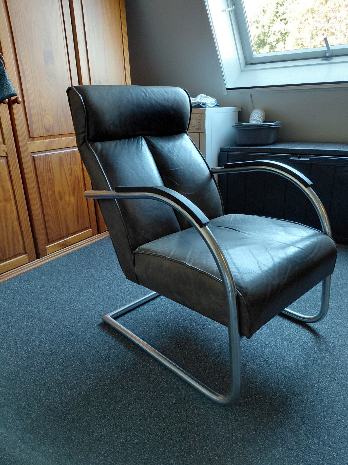 Leren stoel met metalen frame, Huis en Inrichting, Ophalen, Gebruikt, Modern, Tijdloos, Leer