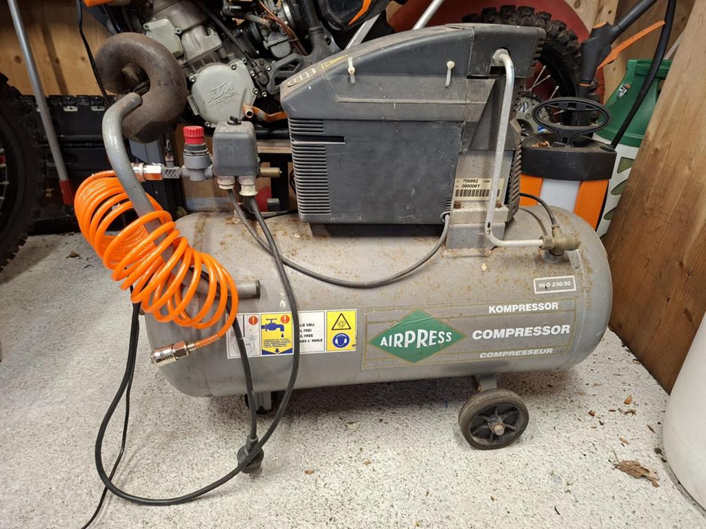 Gebruikte Airpress HLO 230/50 Compressor met slang en pistoo, Ophalen, Gebruikt, 6 tot 10 bar, 25 tot 100 liter