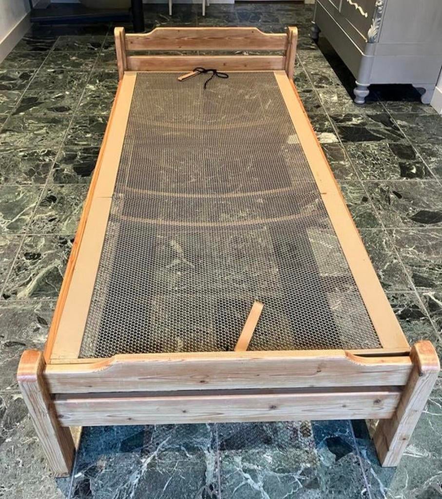 Eenpersoonsbed van hout met verstelbare metalen spiraalbodem, Gebruikt, 90 cm, Eenpersoons, Bruin