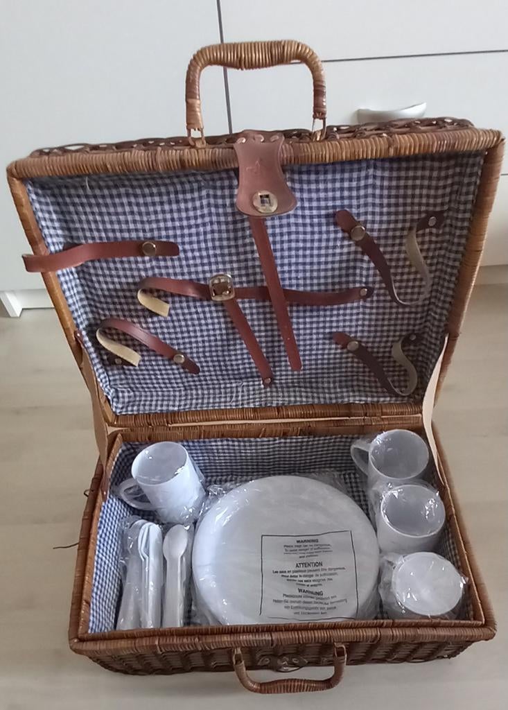 Nieuwe picknickmand inclusief plastic servies, Hobby en Vrije tijd, Picknickmanden, Nieuw, Ophalen of Verzenden