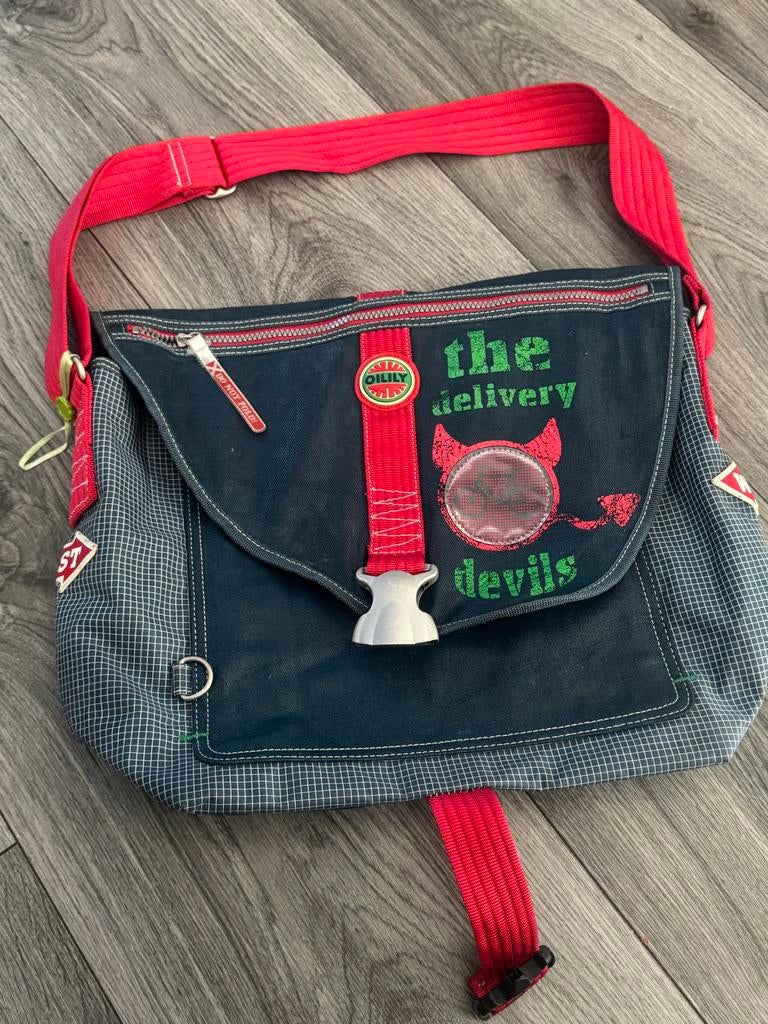 Oilily schoudertas 'The Delivery Devils' - Blauw/Rood, Sieraden, Tassen en Uiterlijk, Tassen | Schoudertassen, Ophalen of Verzenden