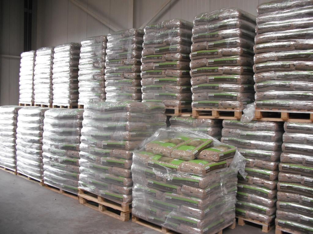 Houtpellets € 7,= per zak van 15 kg (66 zakken voor € 450,=), 6 m³ of meer, Ophalen