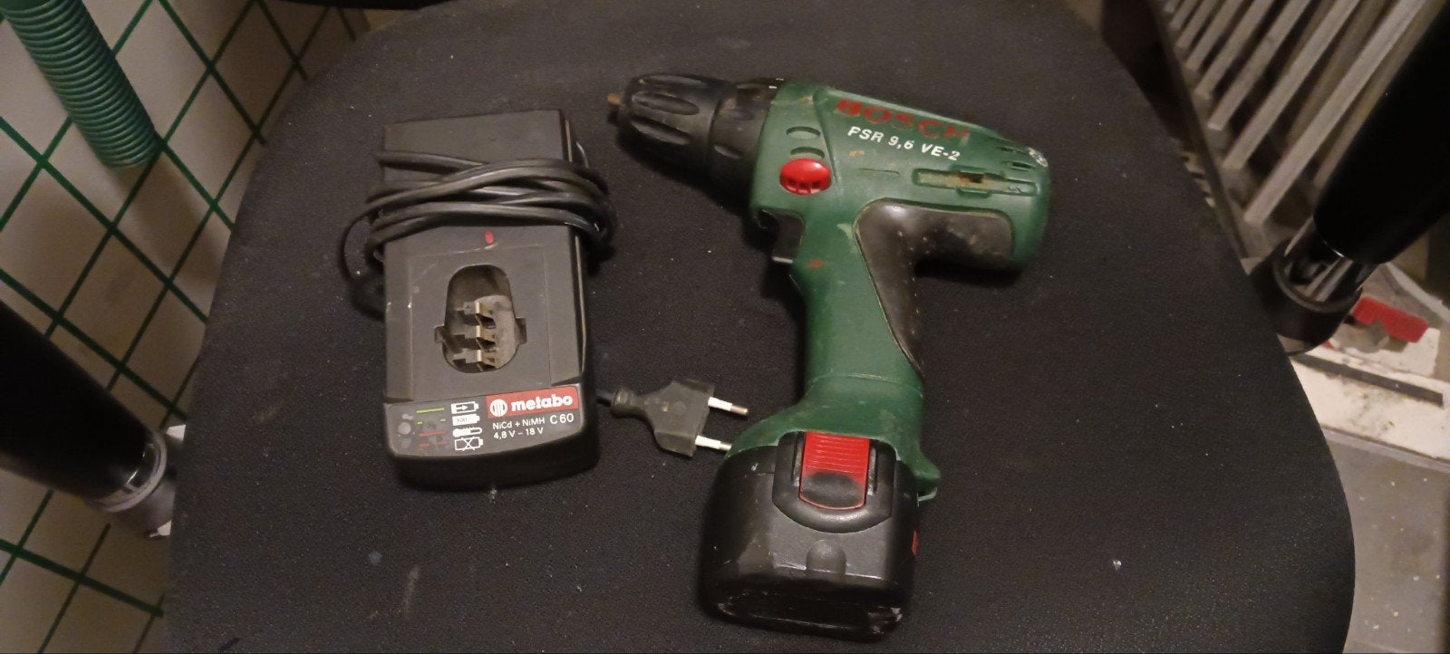 Bosch PSR 9,6 VE-2 Boormachine met lader, Ophalen of Verzenden, Gebruikt, Minder dan 400 watt, Boormachine