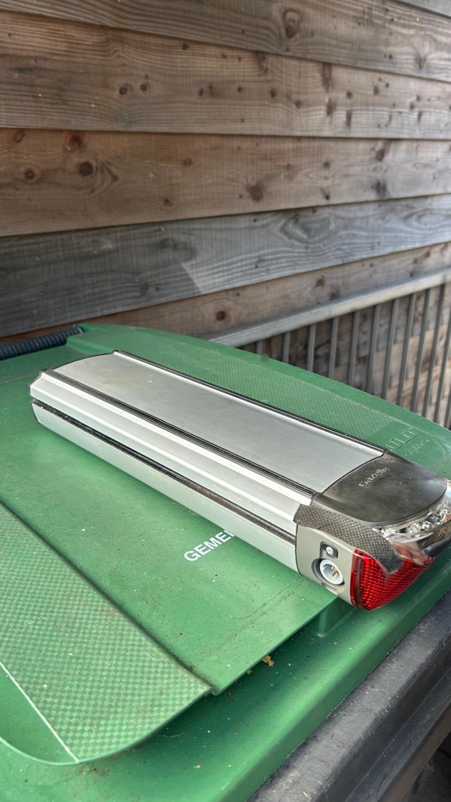 Gazelle accu met display en koplamp, Fietsen en Brommers, Zo goed als nieuw