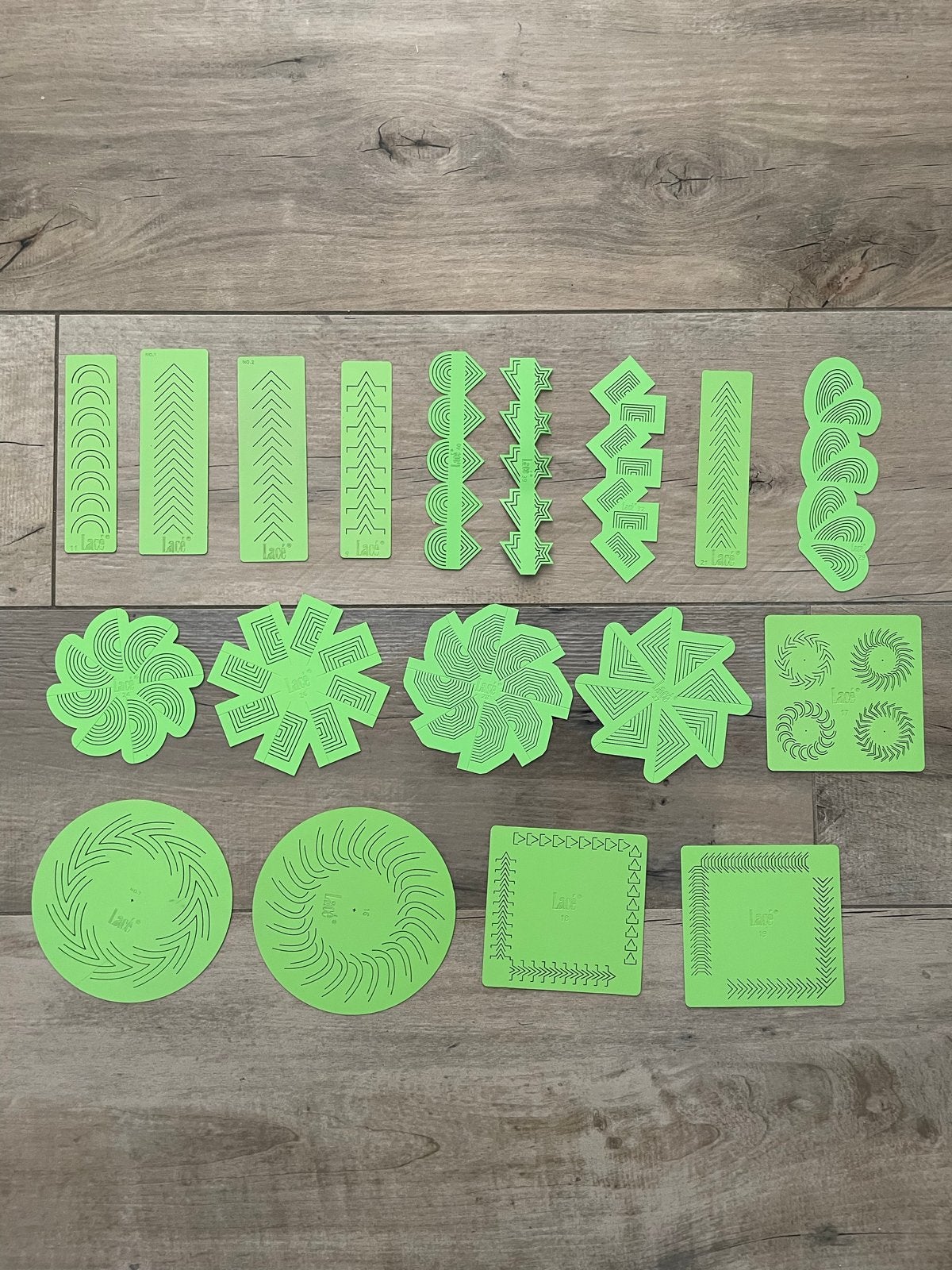 18x originele Lacé hobbymallen & sjablonen voor papierhobby, Groen, Gereedschap of Toebehoren, Zo goed als nieuw, Herbruikbaar
