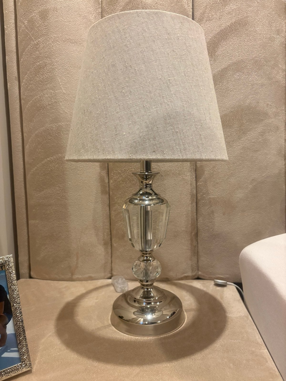 Elegante tafellamp met kristallen voet en stoffen kap
