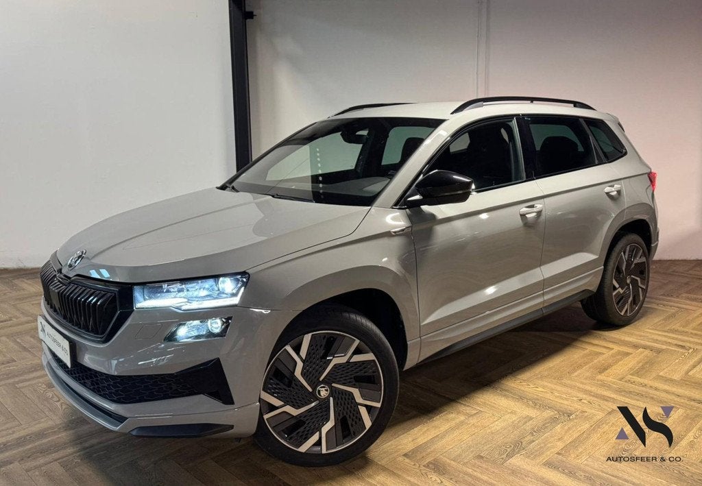Skoda Karoq 1.5 TSI ACT Sportline Business KEYLESS CAM SFEER, Auto's, Skoda, Zwart, 4 cilinders, Alcantara, 1317 kg