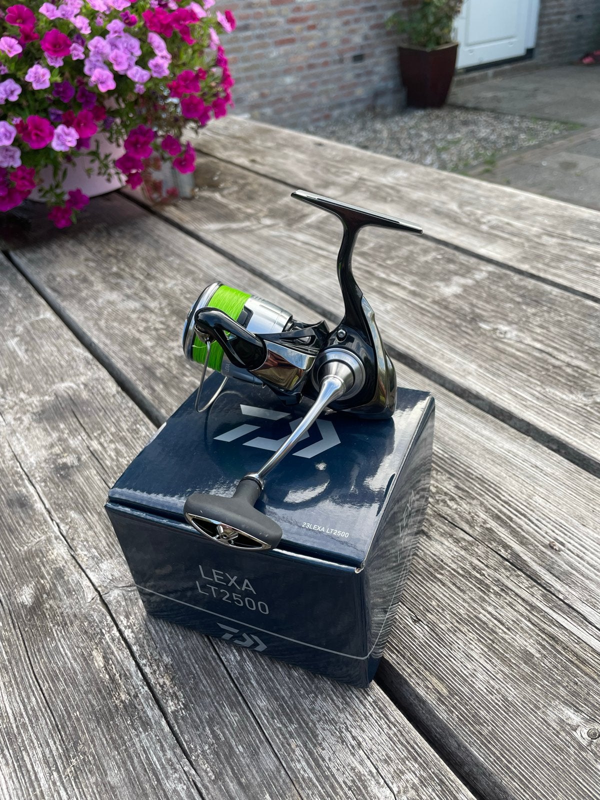 Nieuwe Daiwa Lexa LT 2500 met visdraad, Ophalen of Verzenden, Nieuw, Molen